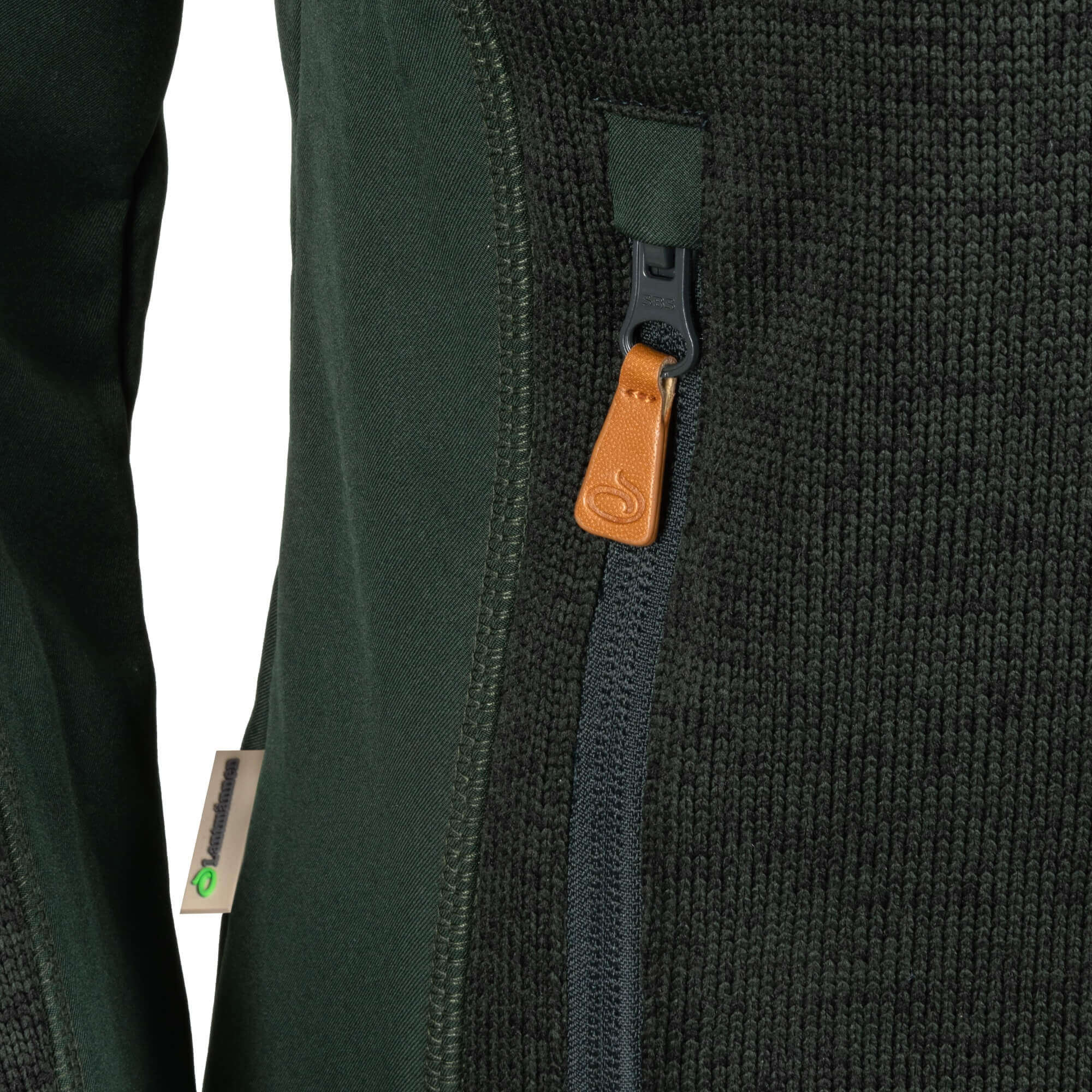 grön fleece med närbild på leather zipper