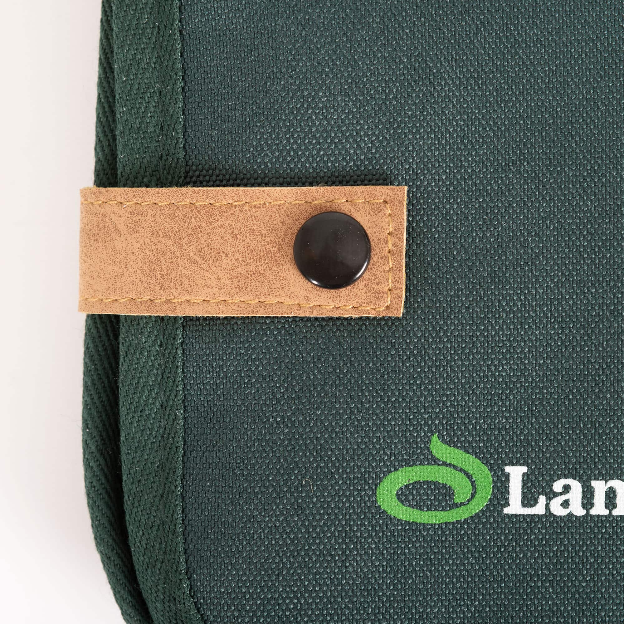 närbild på rem med tryckknapp i läder